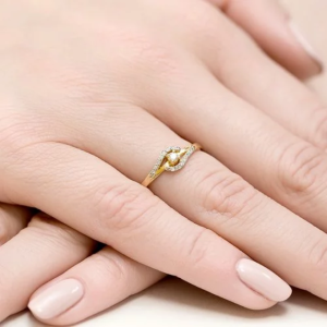Pierścionek z Brylantami 0,11ct z białego złota próby 585. W-0237B